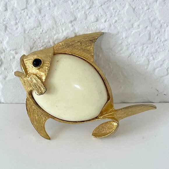 Vintage J.J. Brooch Fish Jonette Jewelry Company Gold tone Cream Signed Jewelry - Picture 2 of 9